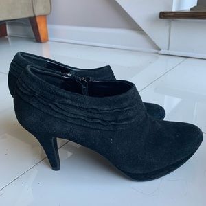 Bandolino Black Booties With Ruffle Border
